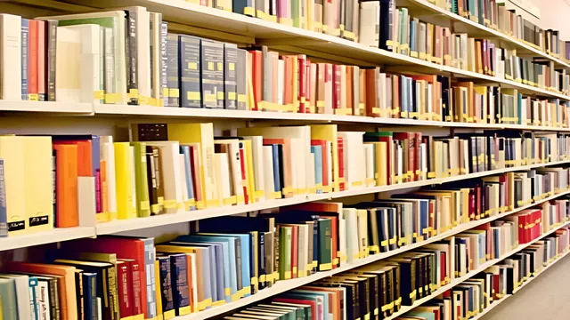 केरल में बस अड्डों पर फ्री लाइब्रेरी की शुरुआत, फोन की जगह किताब से प्रेम जगाने की पहल !